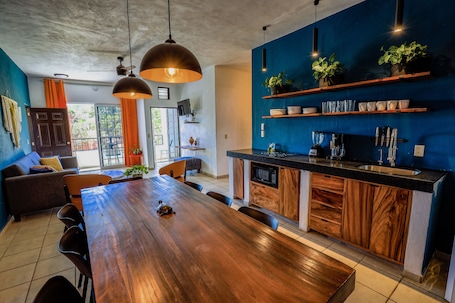 Refrigerador, microondas, placa de cocina, tostadora