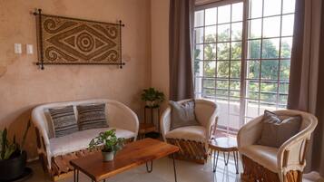 Villa 8 | Living area | 40-inch Smart TV with satellite channels, TV