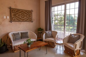 Familieleilighet | Oppholdsområde | En 40-tommers smart-TV med Parabol-TV samt TV