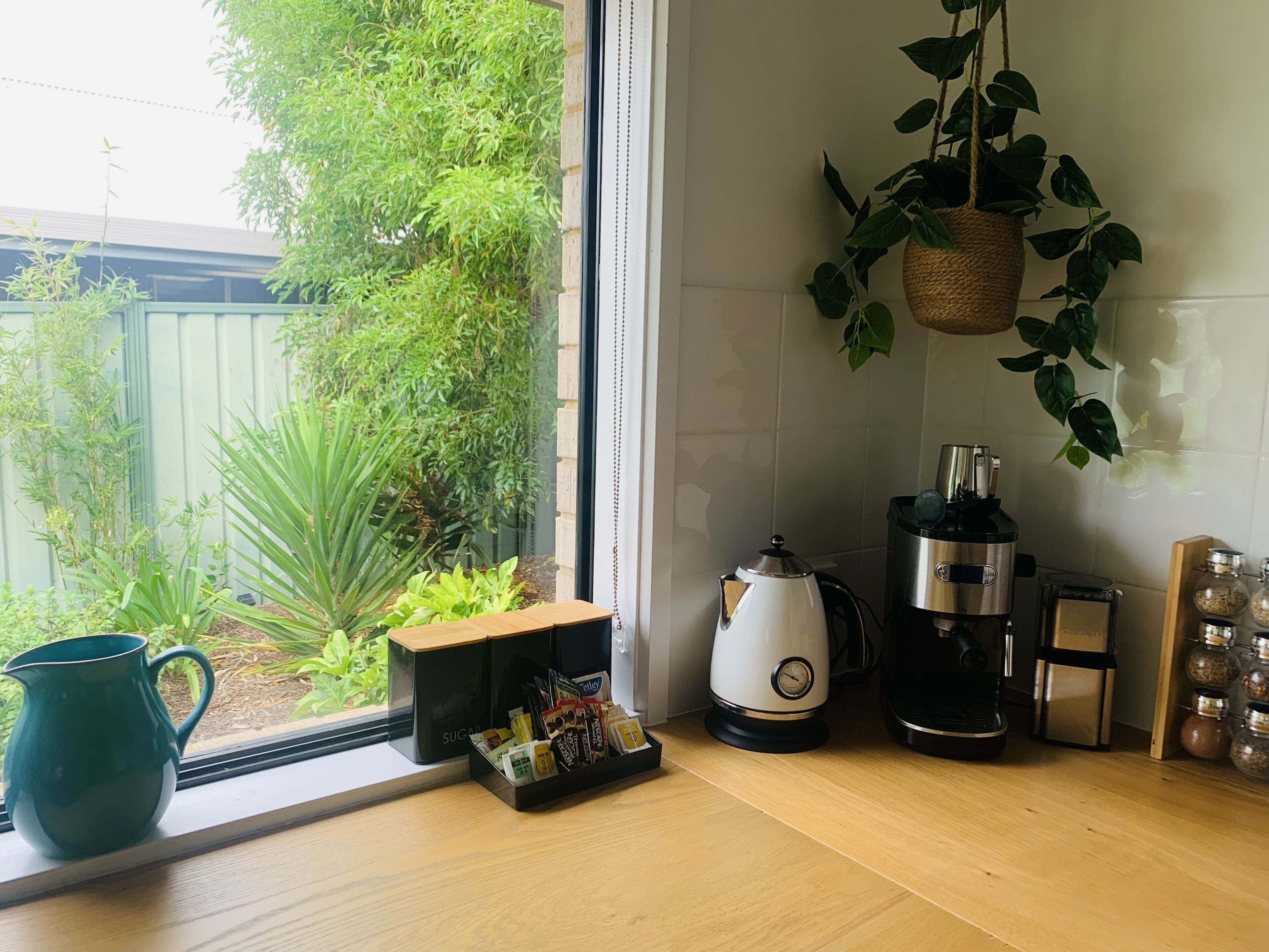 Large house set amongst the vineyards — image 16