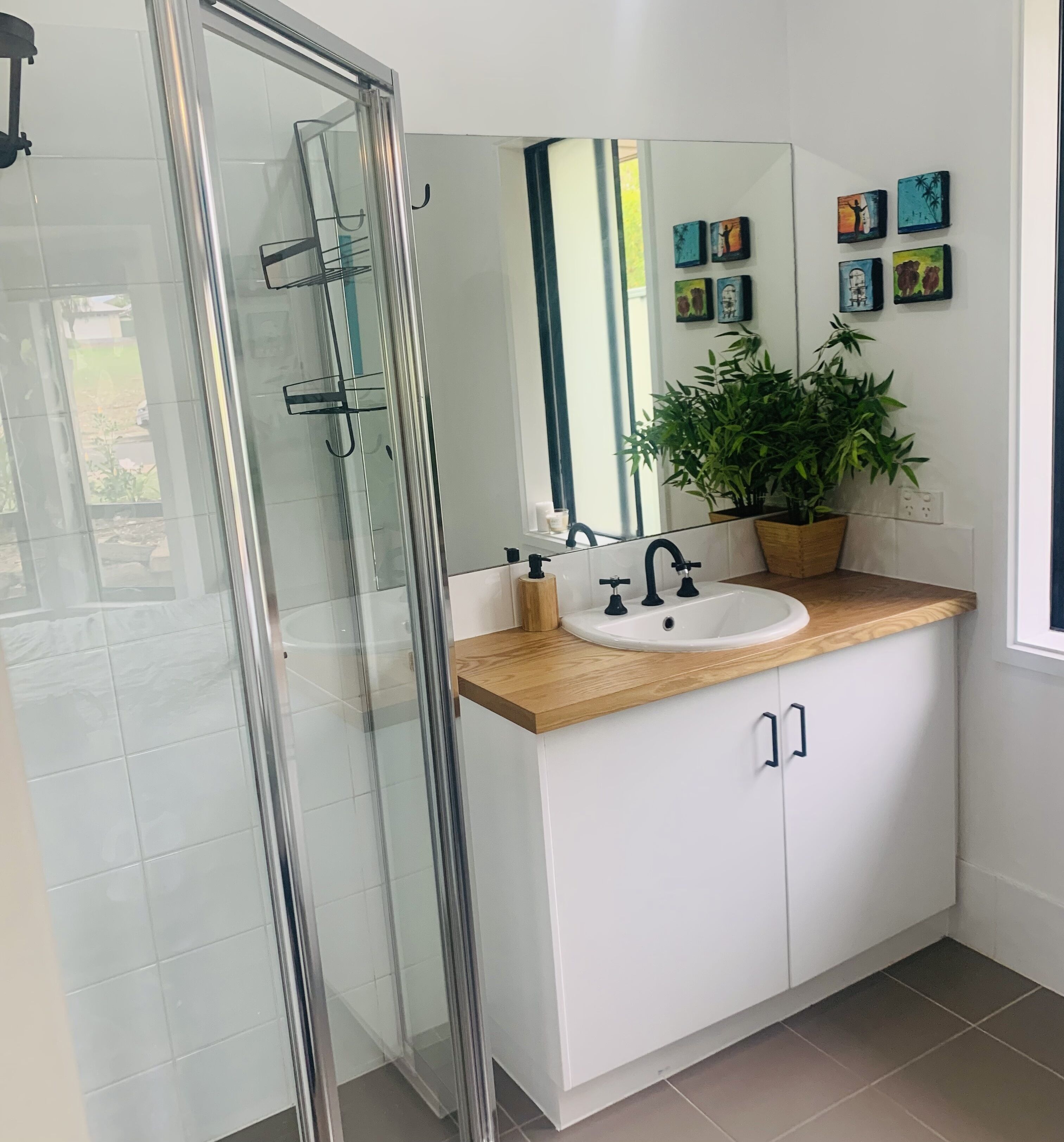 Large house set amongst the vineyards — image 3