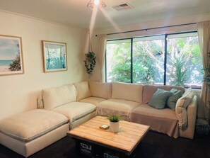 Smart TV, video games - Large house set amongst the vineyards (McLaren Flat)