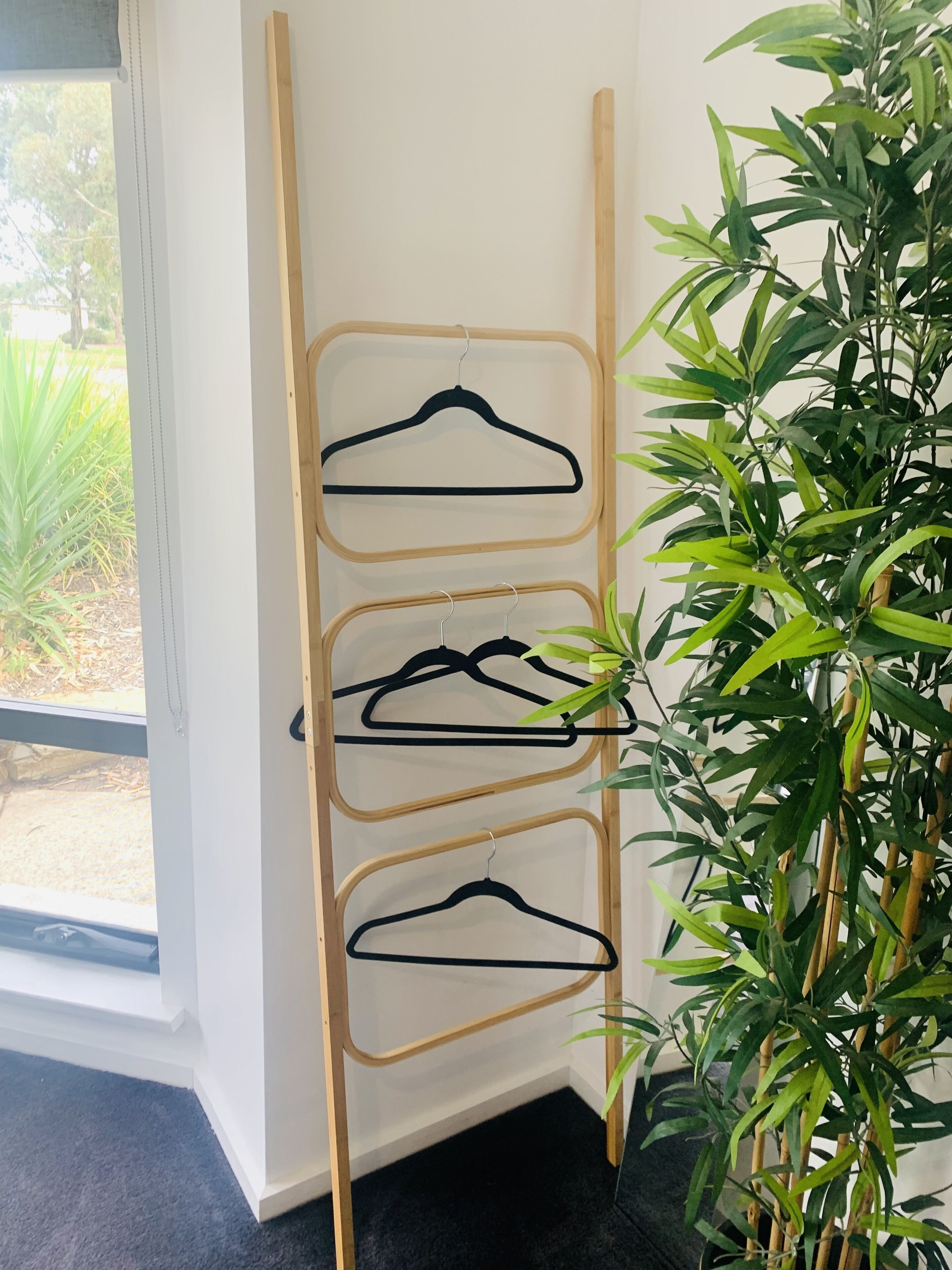 Large house set amongst the vineyards — image 5