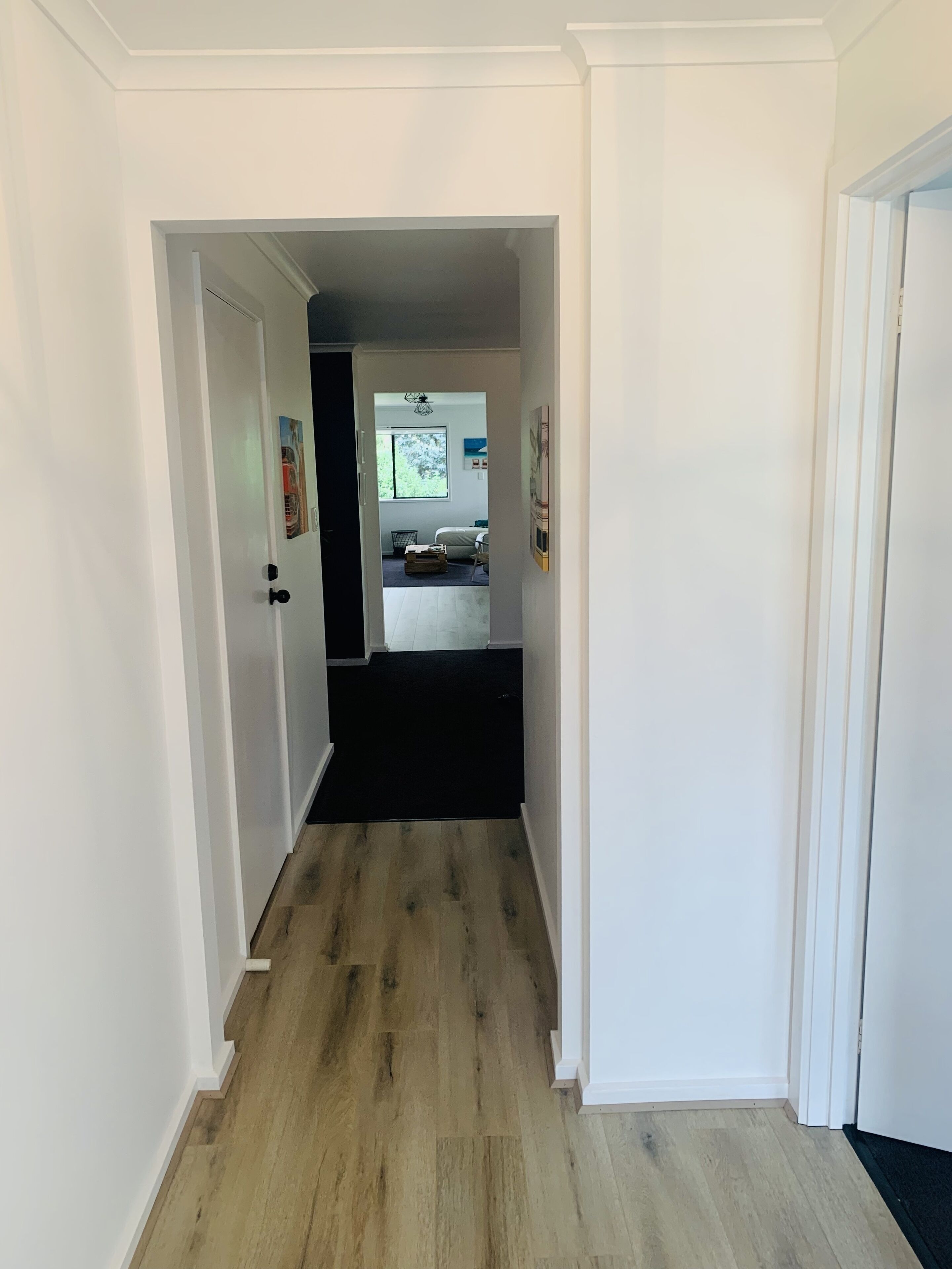 Large house set amongst the vineyards — image 7