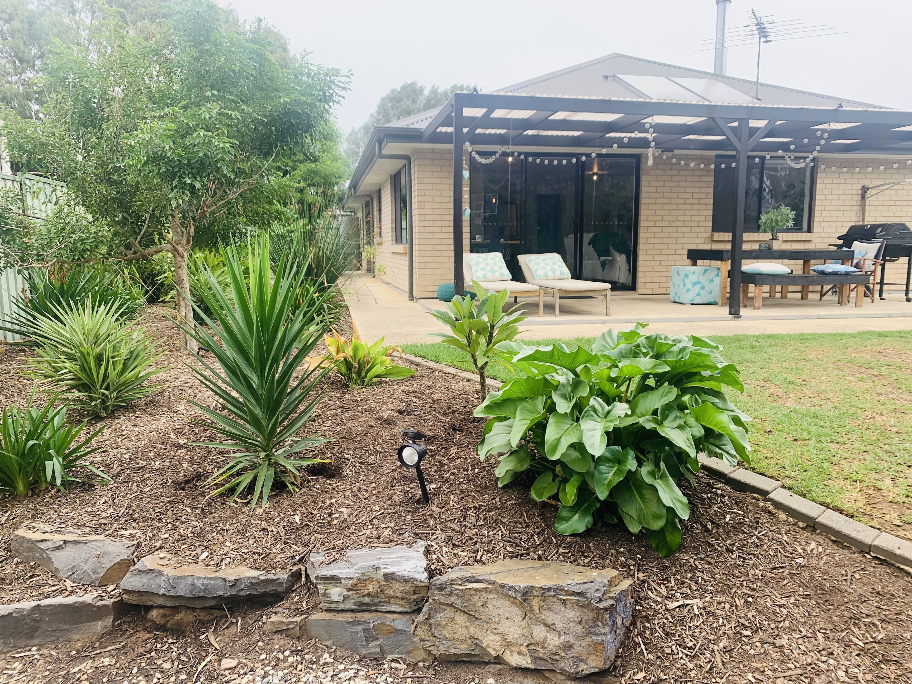 Large house set amongst the vineyards — image 8