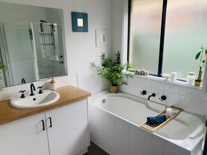 Baignoire, sèche-cheveux, serviettes fournies, savon