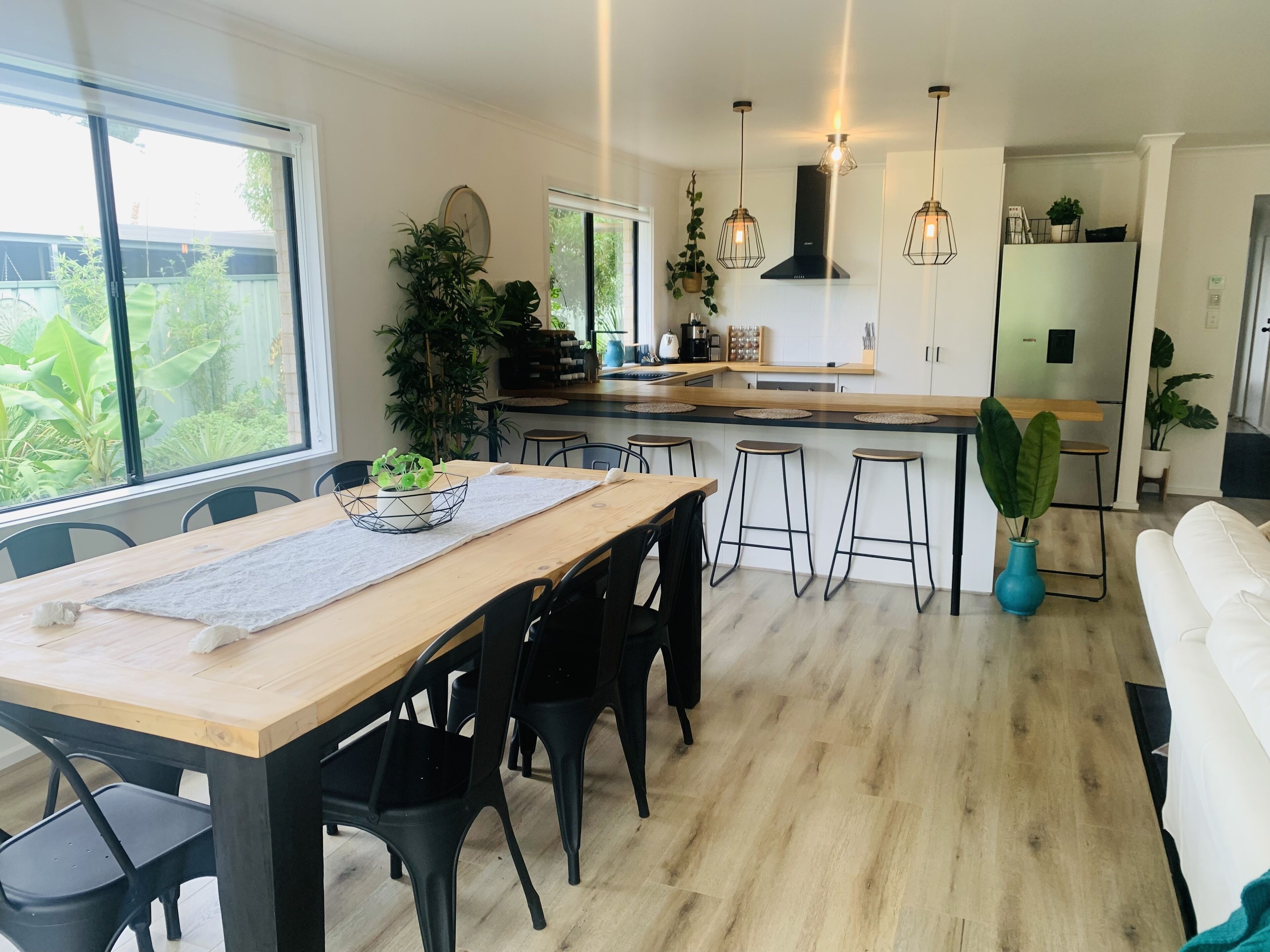 Large house set amongst the vineyards — image 13