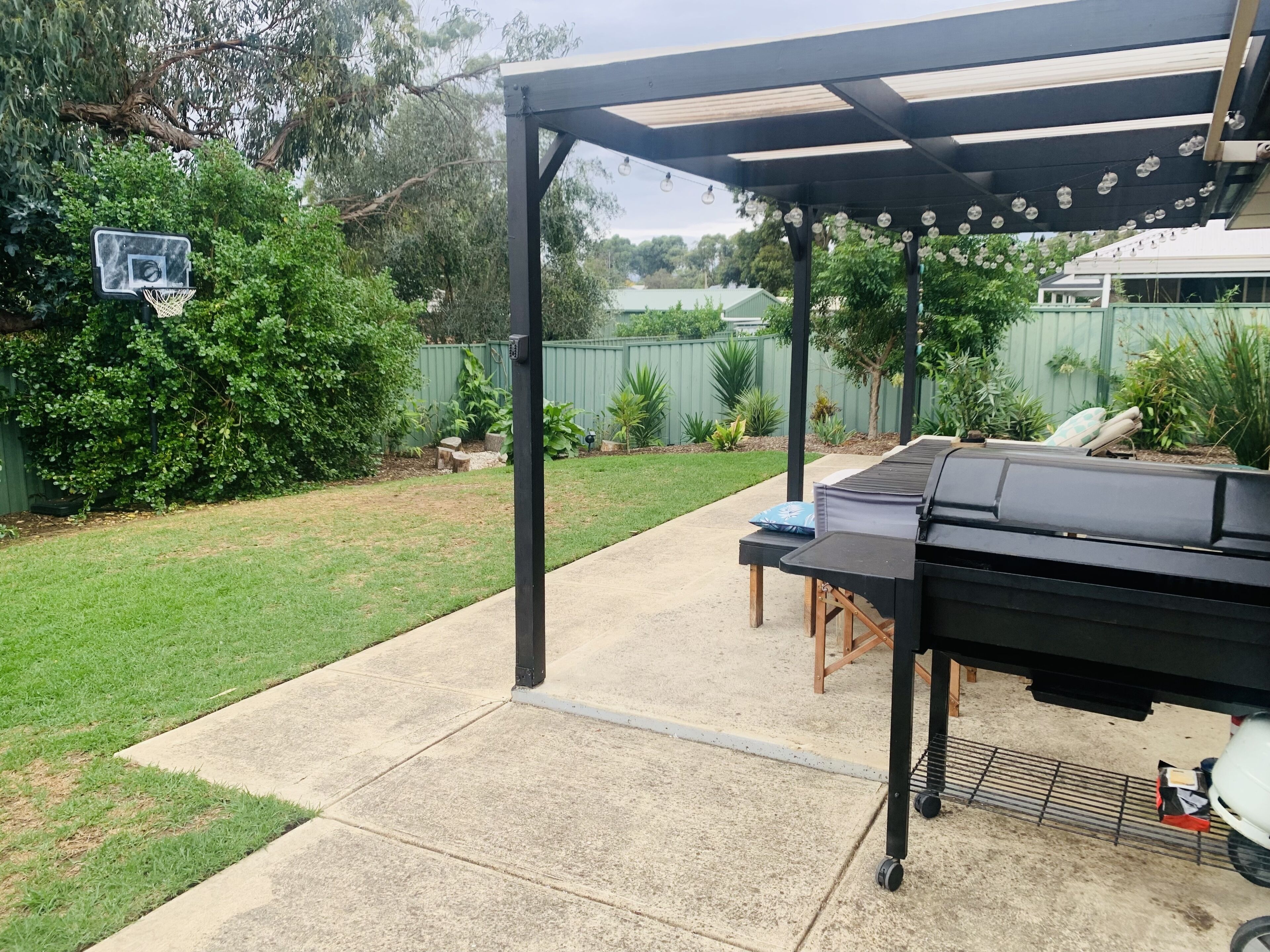 Large house set amongst the vineyards — image 9