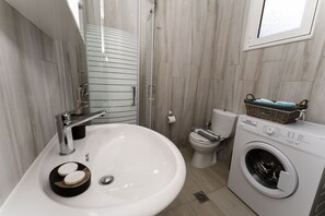 Bathroom - Triopetra Green Hostel (Agios Vasileios)