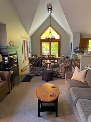 Smart-tv, eldstad, dvd-spelare och datorskärmar