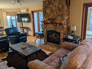 Smart TV, fireplace, DVD player, foosball - Vedauwoo, Curt Gowdy State Park, Cheyenne, and Laramie  close! (Cheyenne)