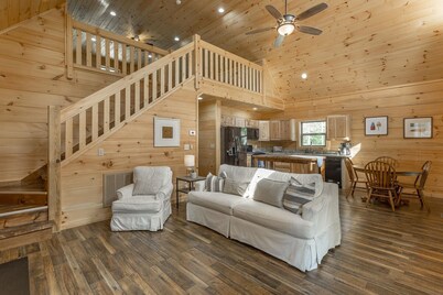 Cabin with dock, Huge screen-in porch, Great FAM getaway, HS WiFi, Pet Friendly