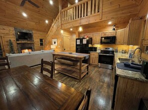 Fridge, microwave, oven, stovetop - Cozy Cabin With Dock, Huge Screen-In Porch, Fire Pit, Fast WiFi and Pet Friendly (Decatur)