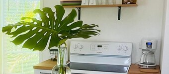 Cozy serene affordable loft in a quiet neighborhood 15-20 minutes to the beach!