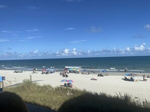 På stranden