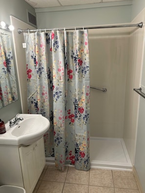 Ensemble douche/baignoire, savon, shampoing, papier toilette