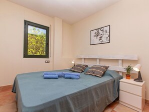 4 bedrooms, iron/ironing board, travel cot, free WiFi