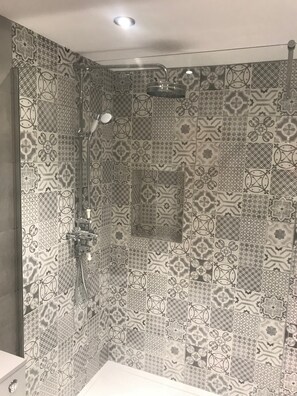 Shower, hair dryer, towels, soap - Heart Of Henley 1 Bed Luxurious Apartment Henley Suite (Henley-on-Thames)