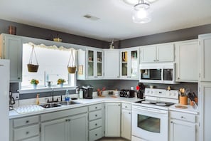 Fridge, microwave, oven, stovetop - Holder House at Beautiful Mark Twain Lake. (Stoutsville)