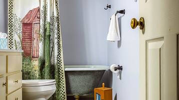 Badewanne, Haartrockner, Handtücher, Seife