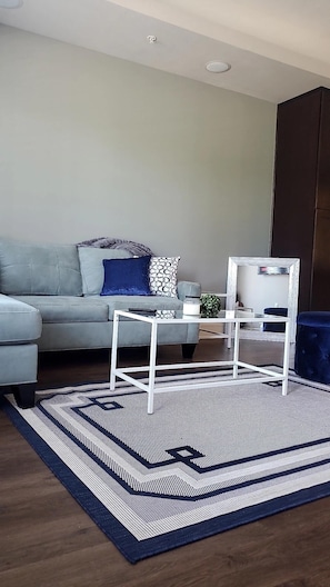 Living area - Beautiful 1 bedroom with Chefs kitchen (Dallas)