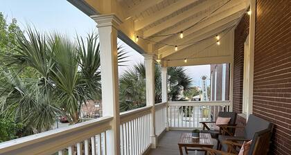 Downtown Charm! All the shops, restaurants & water activities out your doorstep