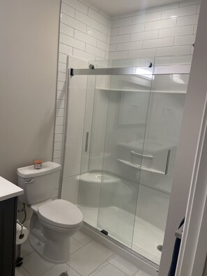 Douche, sèche-cheveux, serviettes fournies, savon