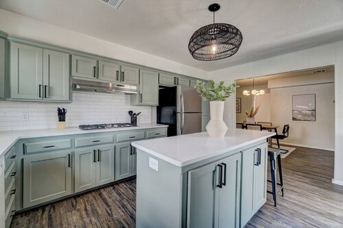 Yukon Boho Bungalow w/ Huge Kitchen just off I-40