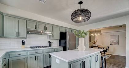 Yukon Boho Bungalow w/ Huge Kitchen just off I-40