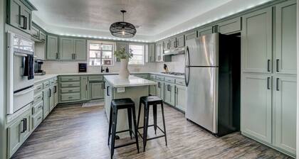 Yukon Boho Bungalow w/ Huge Kitchen just off I-40