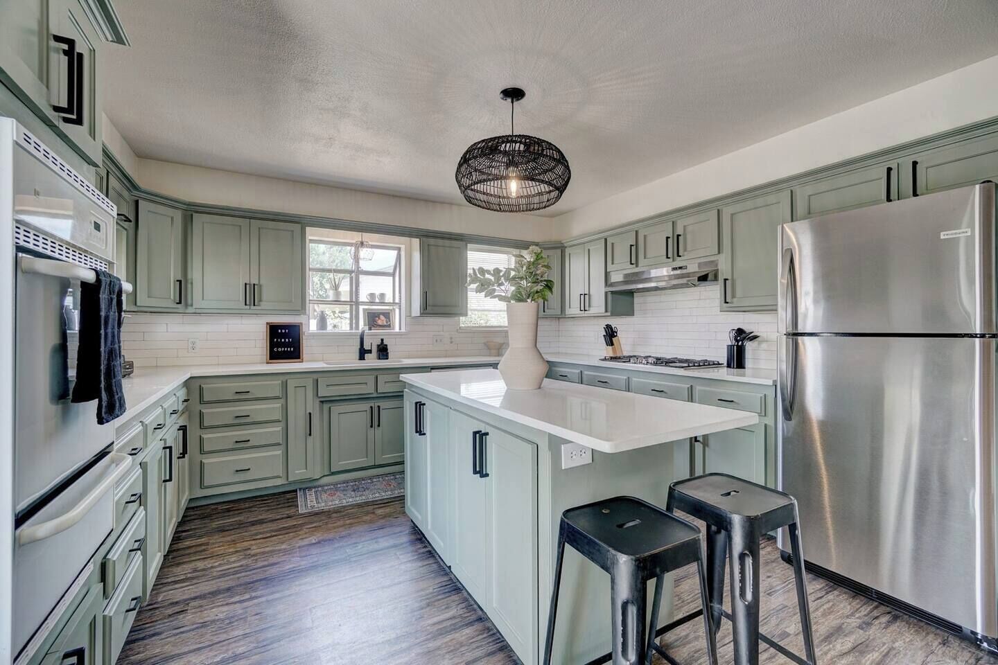 冷蔵庫、電子レンジ、オーブン、コンロ