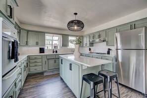 冷蔵庫、電子レンジ、オーブン、コンロ