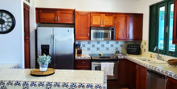 Refrigerador, microondas, horno y parrilla de estufa 