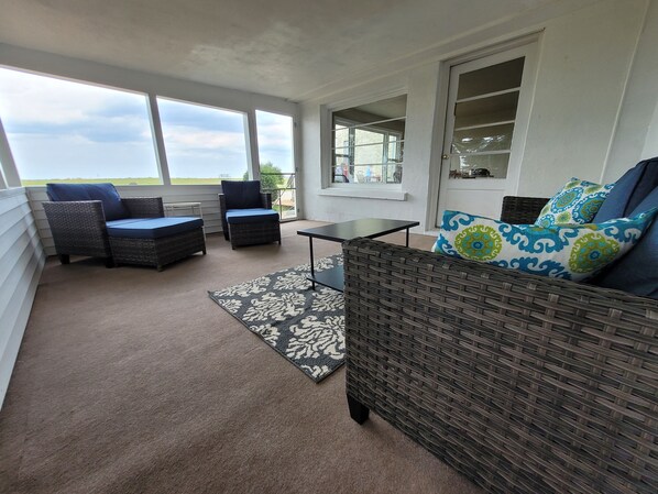 Smart TV, fireplace, video games, DVD player