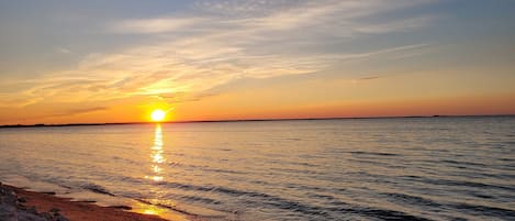 På stranden, solstolar och strandhanddukar