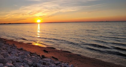Waterfront Cottage, with sand beach, near Lambeau and Door County!
