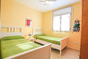 2 makuuhuonetta, silitysrauta/-lauta, vuodevaatteet