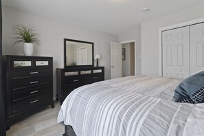 3 habitaciones, escritorio y tabla de planchar con plancha 