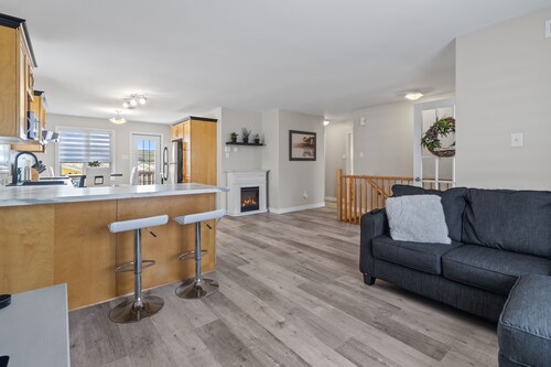 Executive cozy home with 3 beds, work station & gym