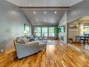 Smart TV, chimenea y libros 