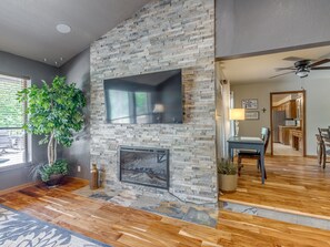 Interior - Quiet, spacious home with large deck in secluded Forest Oaks in central Edmond . (Edmond)