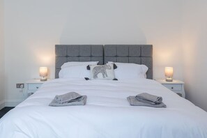 4 bedrooms, desk, iron/ironing board, WiFi