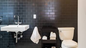Shower, pengering rambut, handuk, dan sabun