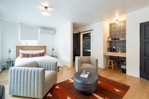 1 bedroom, desk, iron/ironing board, free WiFi - The Haddie - Stunning studio steps from Plaza w/ free parking (Santa Fe)