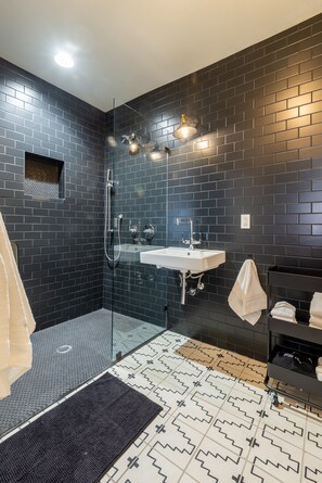 Shower, hair dryer, towels, soap - The Haddie - Stunning studio steps from Plaza w/ free parking (Santa Fe)