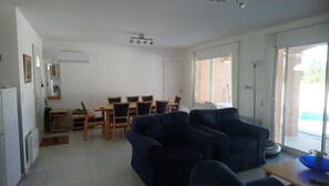 TV - 2-Bed Villa in Peret, south of Clermont Le Herault (Peret)