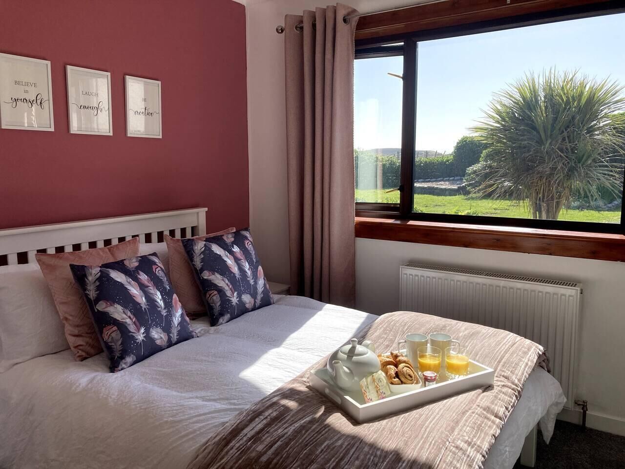 5 habitaciones, tabla de planchar con plancha, wifi y ropa de cama 