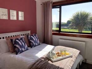 5 bedrooms, iron/ironing board, WiFi, bed sheets