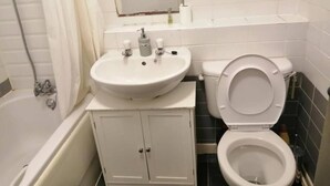 Ein Badezimmer mit Badewanne, Waschbecken und Toilette.