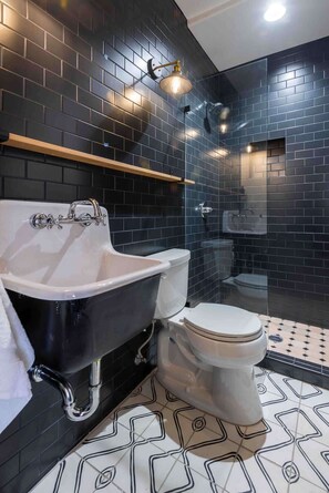 Douche, séchoir à cheveux, serviettes fournies, savon